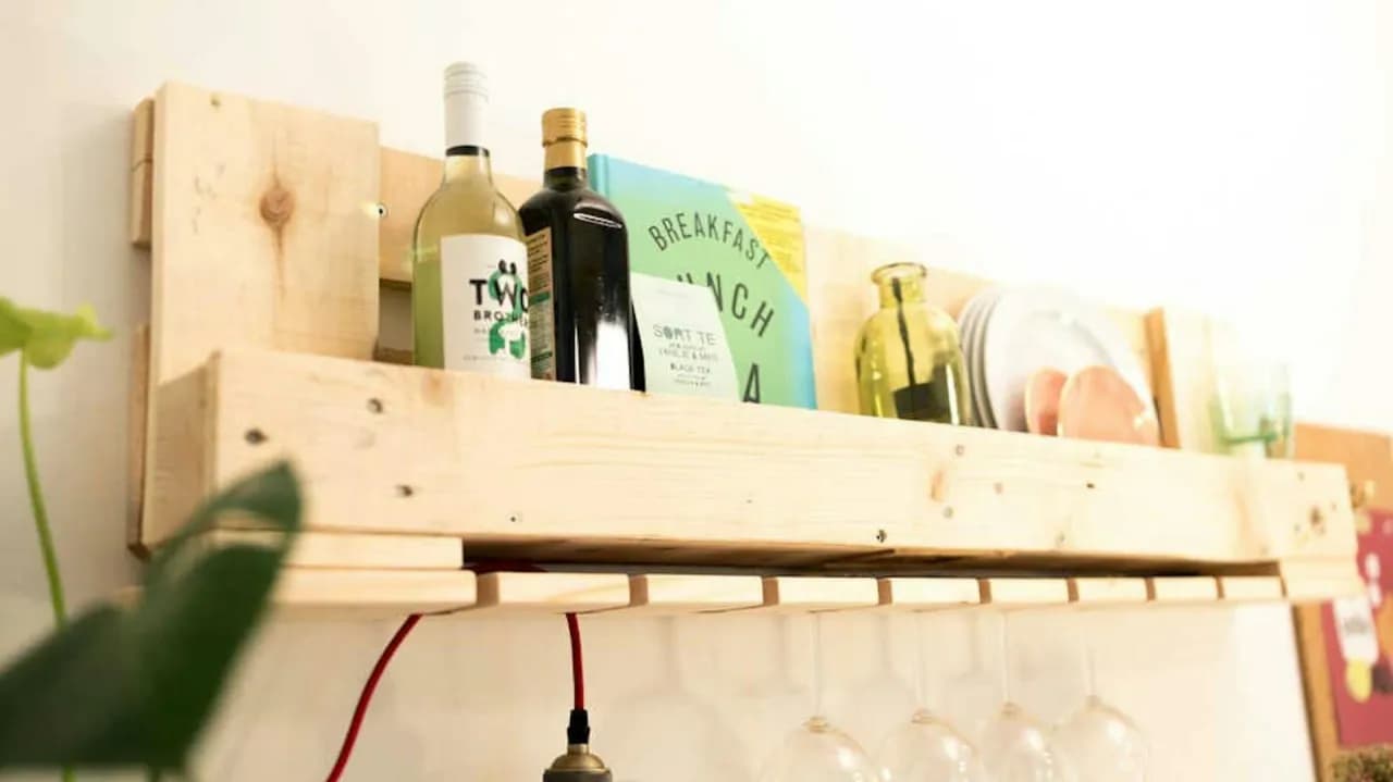 Jak zrobić regał na wino z palet – łatwe kroki do samodzielnego wykonania