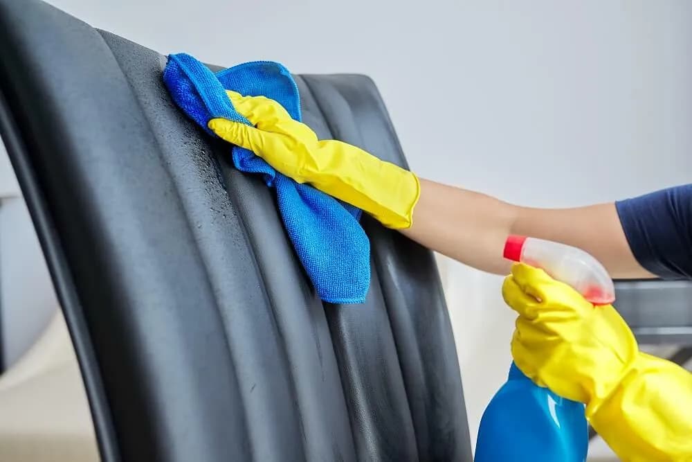 Skuteczne metody czyszczenia mebli ze skóry naturalnej bez uszkodzeń