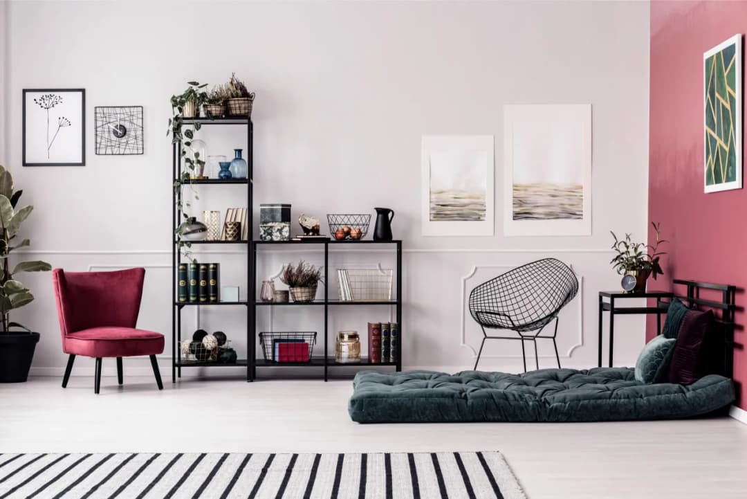 Co postawić na regale w salonie? 10 inspirujących pomysłów na dekoracje