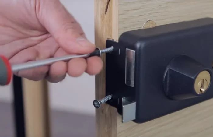 Jak zamontować zamek do szafki - proste kroki, które musisz znać