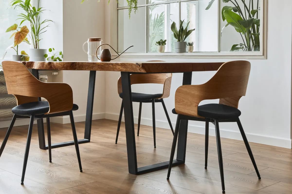 Jakie krzesła do loftowego stołu - idealne połączenie stylu i komfortu