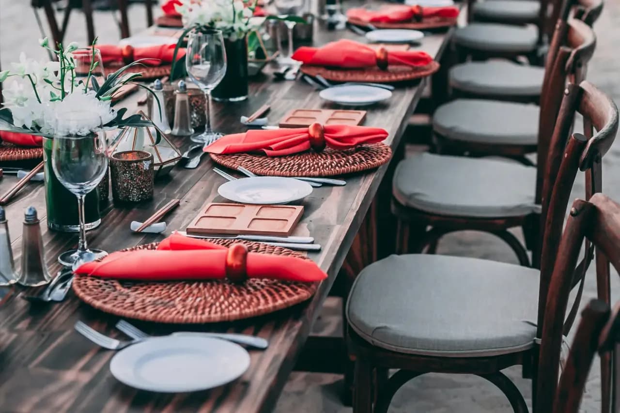 Jak złożyć serwetki na stół weselny, aby zaskoczyć gości elegancją